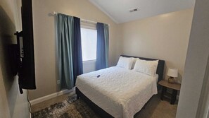 3 Schlafzimmer, Schreibtisch, Bügeleisen/Bügelbrett, WLAN