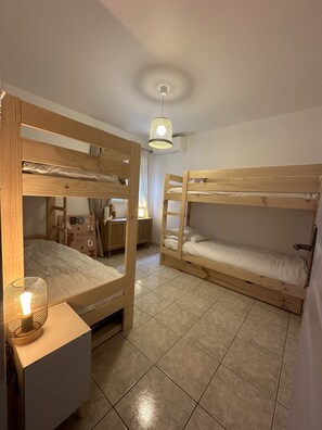 4 bedrooms, iron/ironing board, WiFi, bed sheets