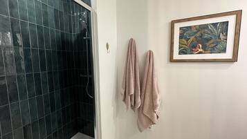 Douche, sèche-cheveux, serviettes fournies