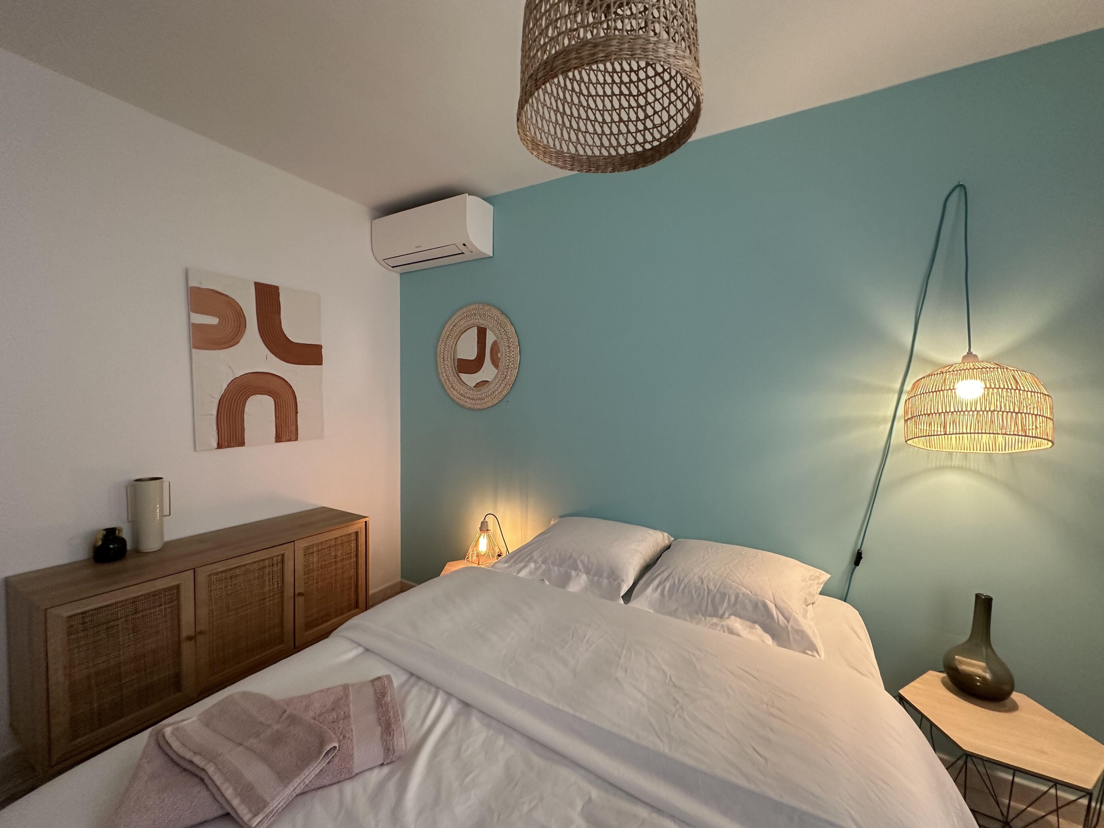 4 habitaciones, tabla de planchar con plancha, wifi y ropa de cama 