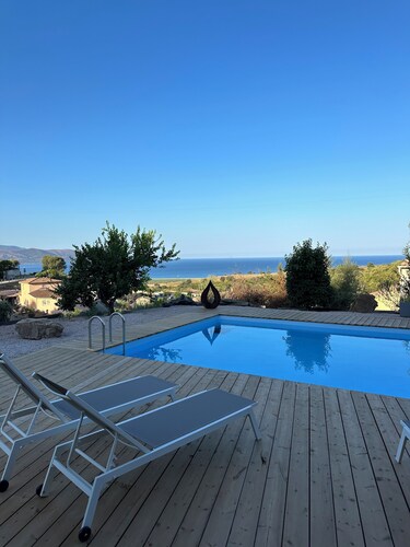 Rez de Villa , Piscine vue mer