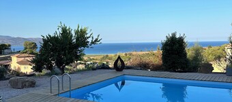 Rez de Villa , Piscine vue mer