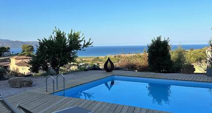 Rez de Villa , Piscine vue mer