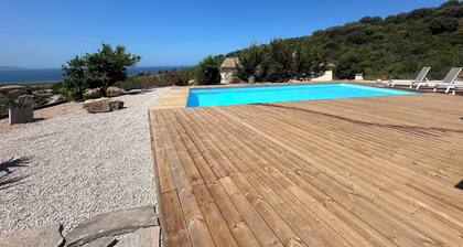 Rez de Villa , Piscine vue mer