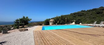 Rez de Villa , Piscine vue mer