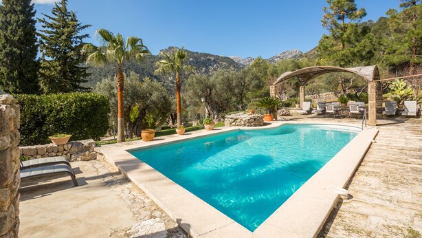 Una piscina al aire libre de temporada, sombrillas