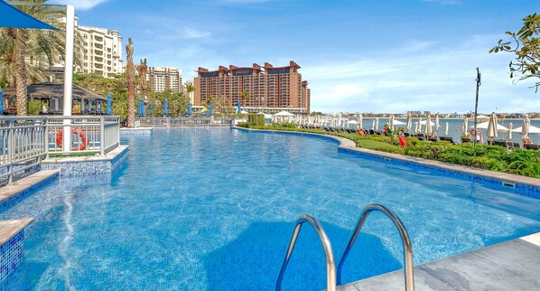 Apartment, Smoking | 3 bedrooms - Chic Beachside 3BR Living at the Palm (Dubai)