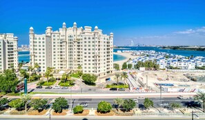 Apartment, Smoking | 3 bedrooms - Chic Beachside 3BR Living at the Palm (Dubai)