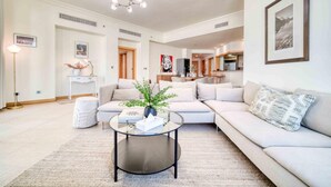 House, Smoking - Chic Beachside 3BR Living at the Palm (Dubai)