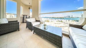 House, Smoking - Chic Beachside 3BR Living at the Palm (Dubai)