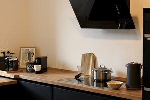 Kjøleskap, ovn, kokeplater og oppvaskmaskin