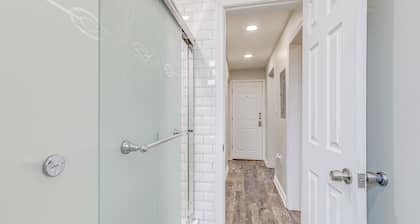 Lovely Pittsburgh Apartment ~ 5 Mi to Downtown!