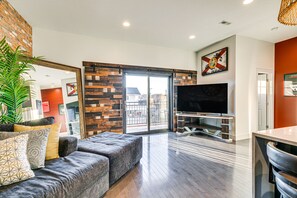 Living area - Stylish Omaha Home w/ Balcony - 2 Mi to Downtown! (Omaha)