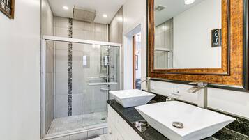 Căn hộ (3 Bedrooms) | Phòng tắm | Buồng tắm vòi sen, khăn tắm