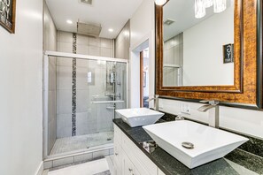 Apartment (3 Bedrooms) | Bathroom | Shower, towels - Stylish Omaha Home w/ Balcony - 2 Mi to Downtown! (Omaha)