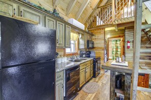 Paper towels - Sevierville Log Cabin w/ Hot Tub Near Dollywood! (Sevierville)