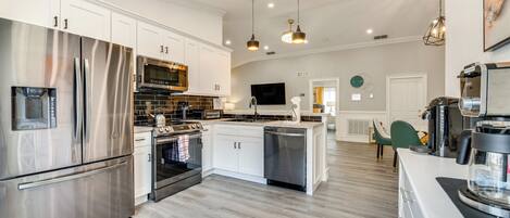 House (5 Bedrooms) | Interior