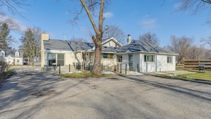 Una casa residenziale con garage, vialetto e prato.