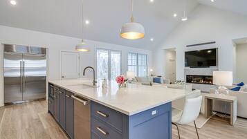 House (3 Bedrooms) | Private kitchen | Microwave, dishwasher, coffee/tea maker, blender