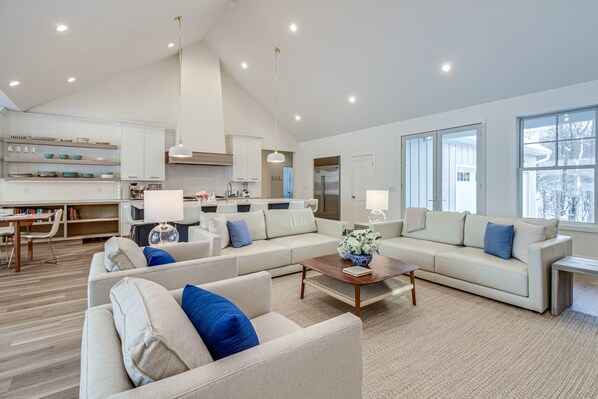 Casa (3 Bedrooms) | Área de estar | TV, lareira, livros