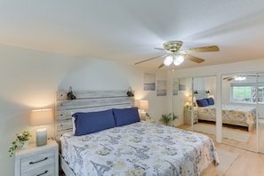 House (4 Bedrooms) | Interior - Crestline Home w/ Private Hot Tub: Steps to Lake! (Crestline)