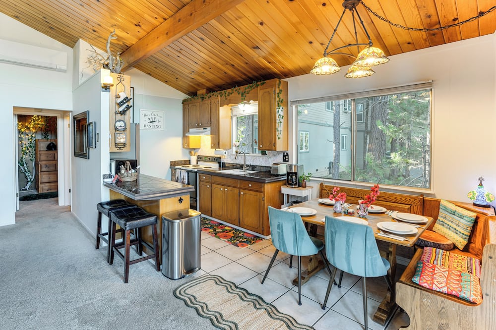 Enchanted Woodland Cabin Near Yosemite w/ Fire Pit