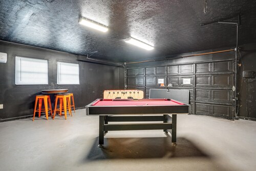 Pool & Game Room: Spacious Brandon Home