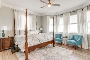 5 bedrooms, bed sheets - Luxe Freeport Home: Steps to the Sand! (Freeport)