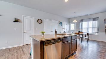 Apartment (3 Bedrooms) | Private kitchen | Microwave, oven, stovetop, dishwasher