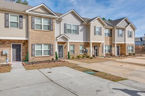Exterior - Union City Townhome: 17 Mi to Downtown Atlanta! (Union City)