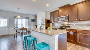 Apartment (3 Bedrooms) | Private kitchen | Microwave, oven, stovetop, dishwasher