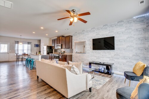 Union City Townhome: 17 Mi to Downtown Atlanta!