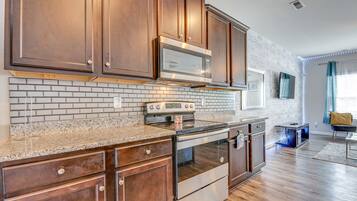 Apartment (3 Bedrooms) | Private kitchen | Microwave, oven, stovetop, dishwasher