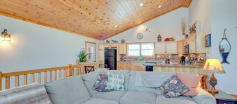 Lakefront Tomahawk Getaway w/ Deck & 2 Fireplaces!