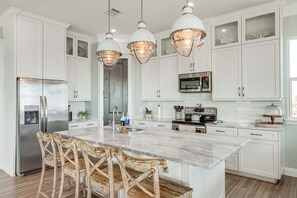 Microwave, oven, stovetop, dishwasher - Luxe Freeport Home: Steps to the Sand! (Freeport)