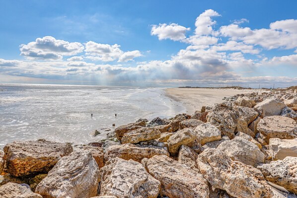 House (5 Bedrooms) | Interior - 'footprints in the Sand' - Luxe Freeport Home! (Freeport)