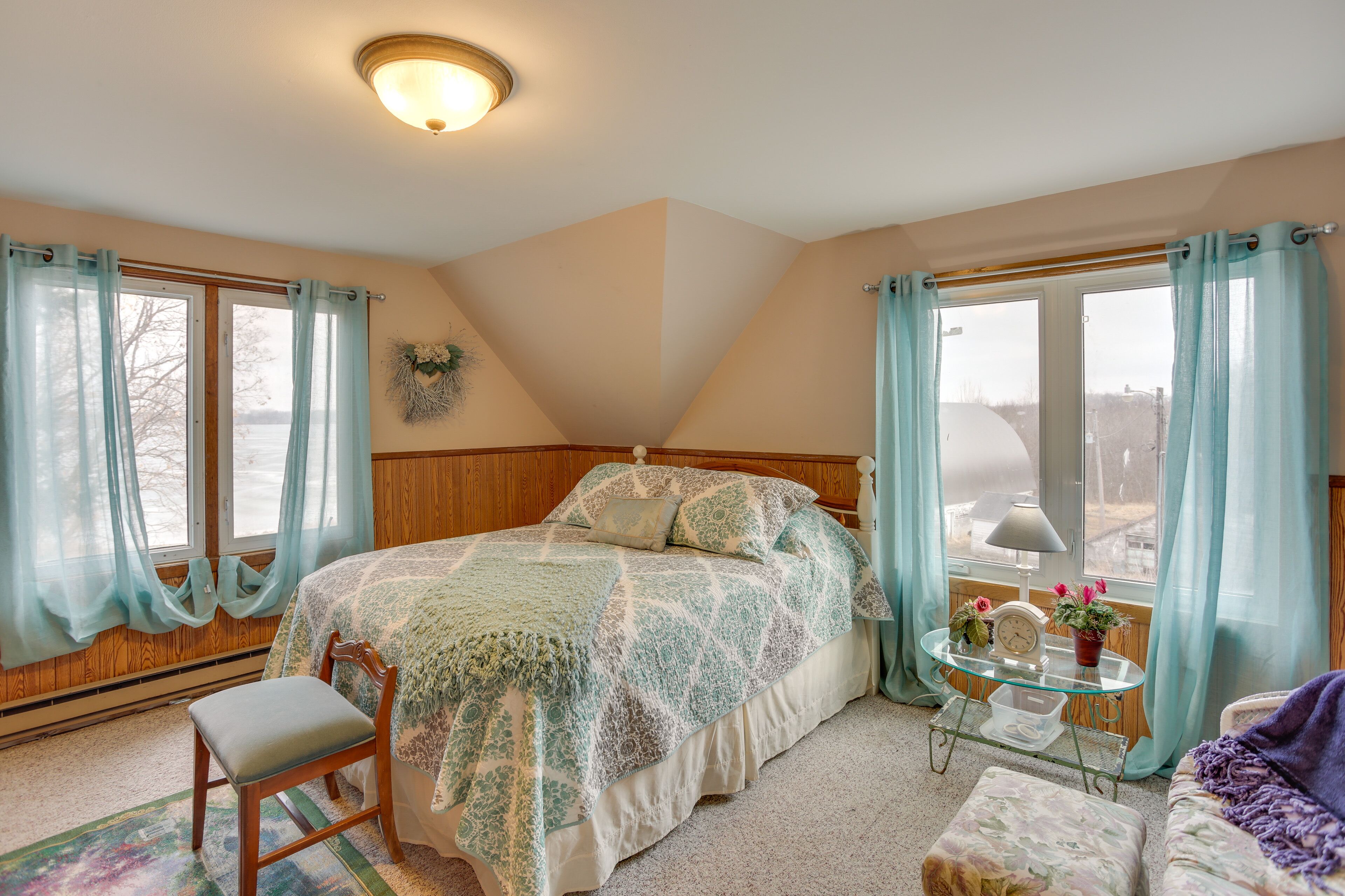 4 bedrooms, bed sheets