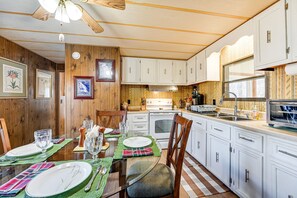 Microwave, oven, stovetop, cookware/dishes/utensils - Classic Country Retreat in Ronda on 5 Acres! (Ronda)