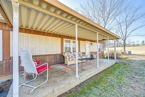 House (2 Bedrooms) | Interior - Classic Country Retreat in Ronda on 5 Acres! (Ronda)