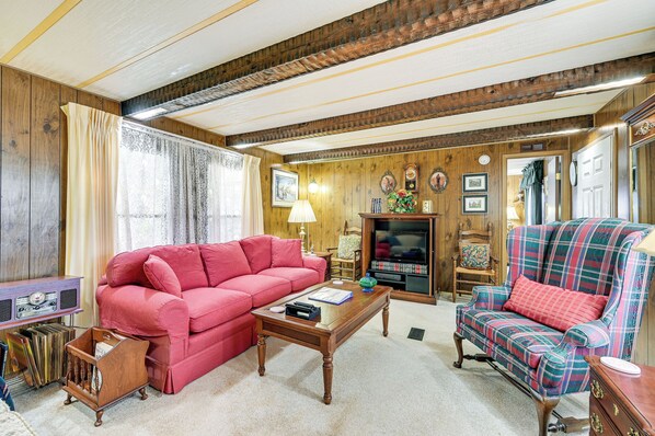 House (2 Bedrooms) | Interior - Classic Country Retreat in Ronda on 5 Acres! (Ronda)