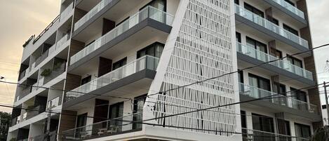 Vista frontal de la propiedad