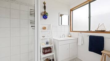 Shower, hair dryer, towels