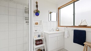 Ducha, secador de pelo, toallas