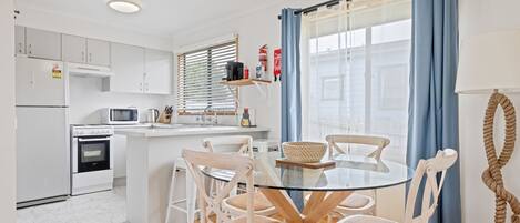 ثلاجة، ميكروويف، فرن، موقد طهي مسطح