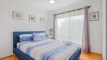 3 bedrooms, travel crib, internet, bed sheets