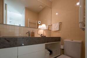 Doccia, asciugacapelli, asciugamani, sapone