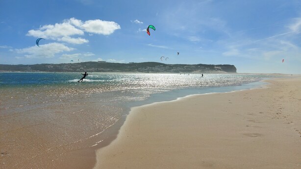 A beach with clear skies, people windsurfing, and kites flying. - Spacious 4 bed house with hot tub, games room & terraces, near Alcobaca & Nazare (Vestiaria)