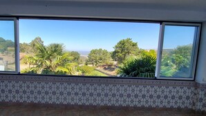 A room with a large window overlooking a green landscape with trees and a clear sky. - Spacious 4 bed house with hot tub, games room & terraces, near Alcobaca & Nazare (Vestiaria)