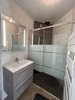 Douche, serviettes fournies