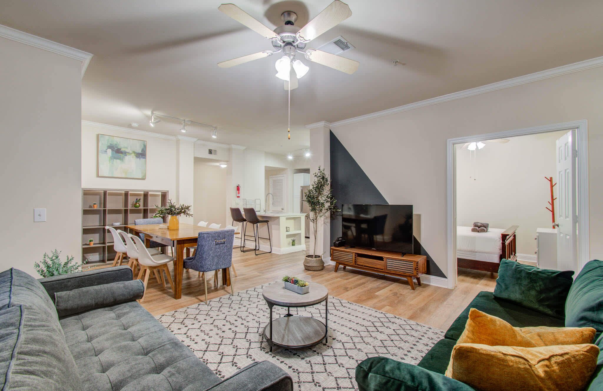 3BD in the Heart of Houston - Pool, Gym, Amenities